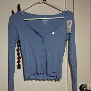 form-fitting long-sleeve shirt